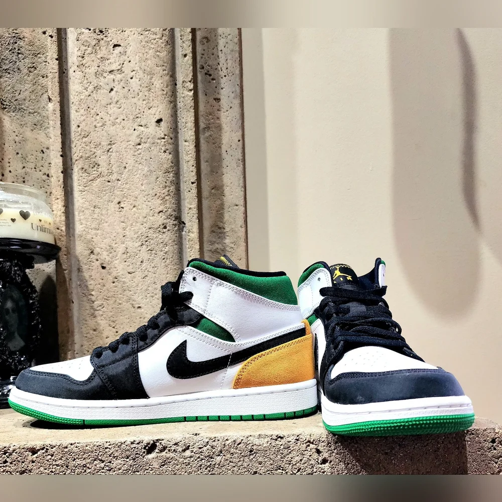 NWOB Nike AirJordan 1 Mid SE 'Oakland' Size 7.5(Men's) (8.5 Womens)